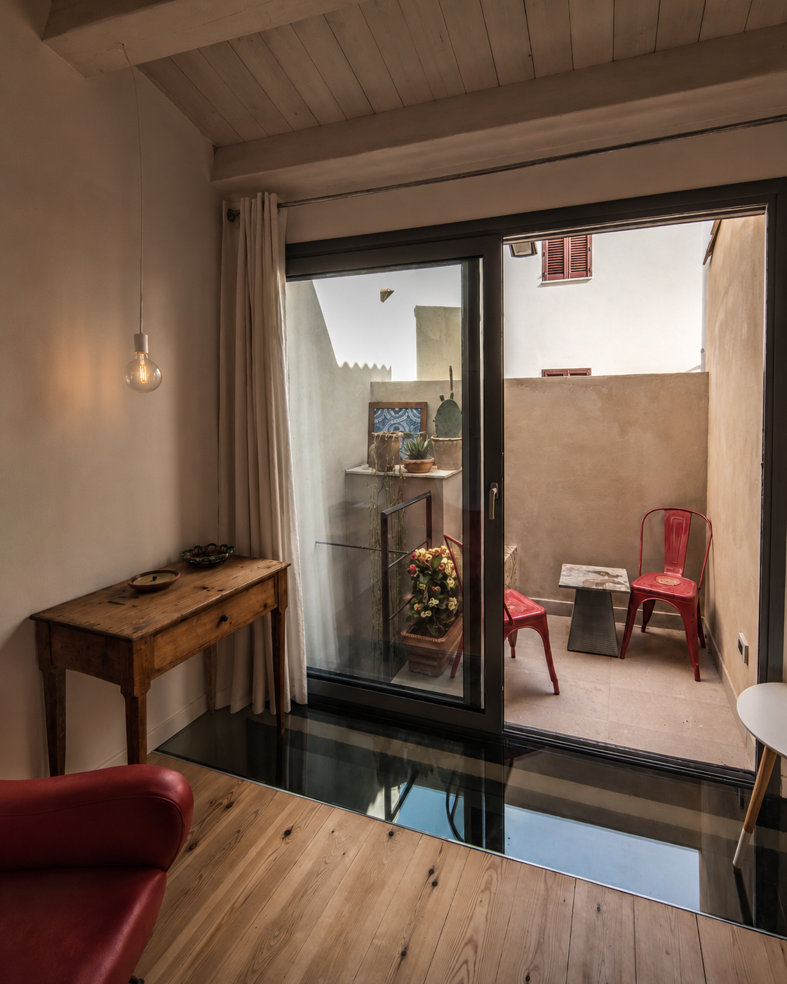 Interno con vista sul patio