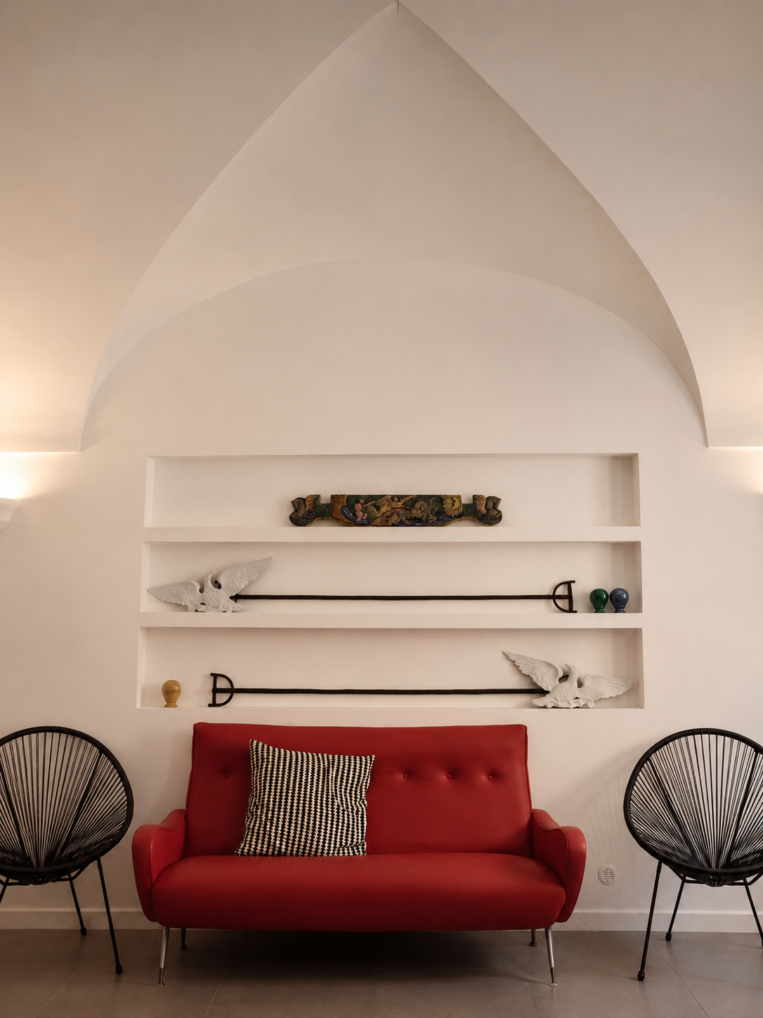 Living con divano rosso